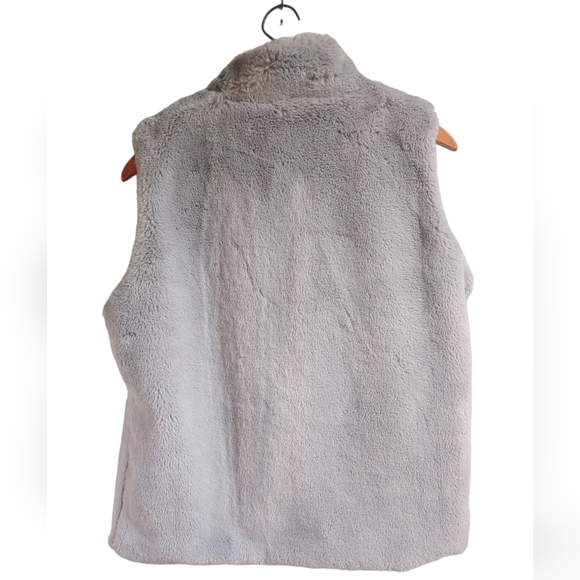 Carmin Women's Gray Faux Fur Vest - Size Large, Soft and Stylish - Picture 9 of 10